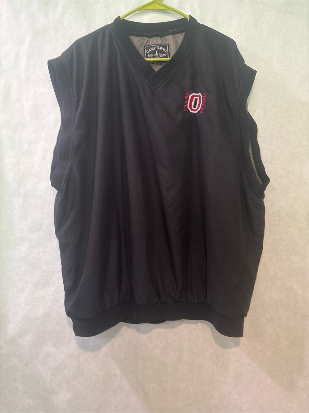 Camp David Men’s Black Sleeveless Jersey with Oklahoma Sooners logo size 2xl